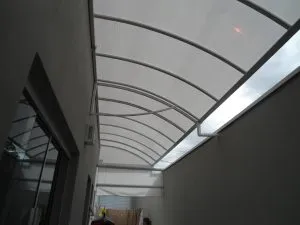 COBERTURA EM POLICARBONATO + CORTINA ROLÔ