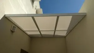 COBERTURA RETA EM POLICARBONATO COMPACTO BRANCO