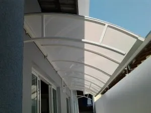 TOLDO CURVADO EM POLICARBONATO COMPACTO BRANCO
