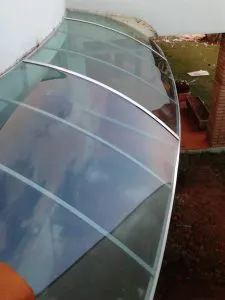 TOLDO CURVADO EM POLICARBONATO COMPACTO VERDE