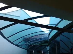 TOLDO CURVADO EM POLICARBONATO COMPACTO VERDE