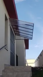TOLDO RETO EM POLICARBONATO ALVEOLAR CRISTAL