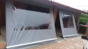 CORTINA ROLÔ CINZA COM VISOR