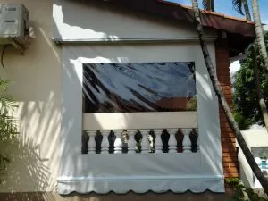 CORTINA ROLÔ COM VISOR E FECHAMENTO SUPERIOR