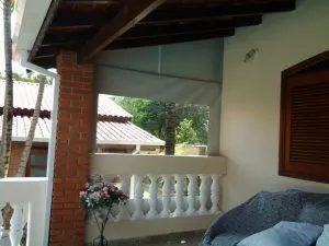 CORTINA ROLÔ COM VISOR E FECHAMENTO SUPERIOR