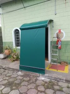 TOLDO CURVADO EM CORTINA ROLÔ FRONTAL