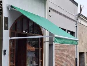 TOLDO RETRÁTIL COM BRAÇOS